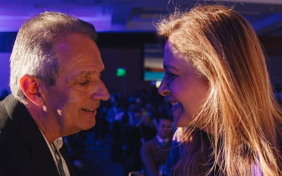 Leila Pereira e Bap apertam as mãos em evento da CBF