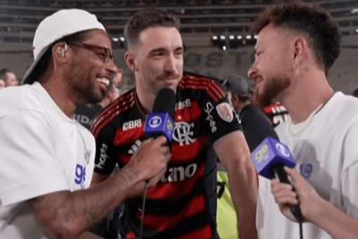 Léo Ortiz zoa Fred após Flamengo conquistar a Libertadores, enquanto André Balada ri