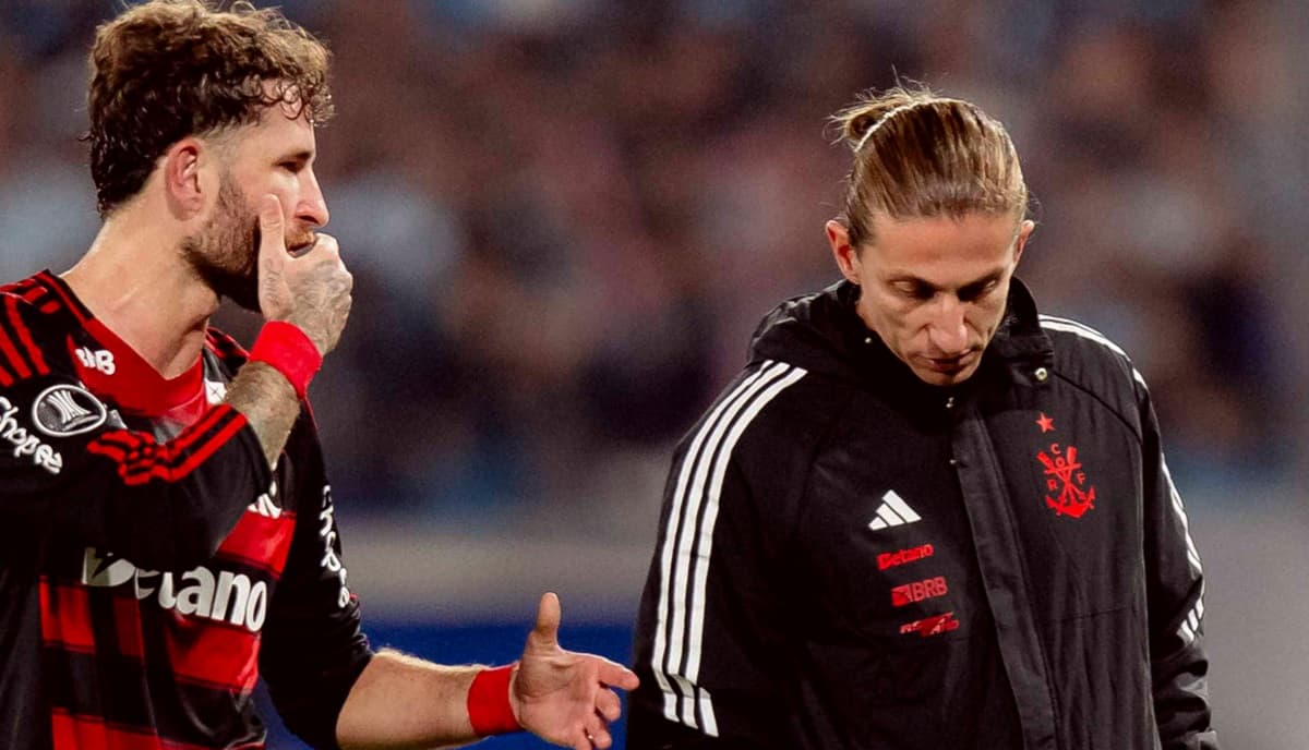 Léo Pereira e Filipe Luís conversam em Racing x Flamengo pela Conmebol Libertadores