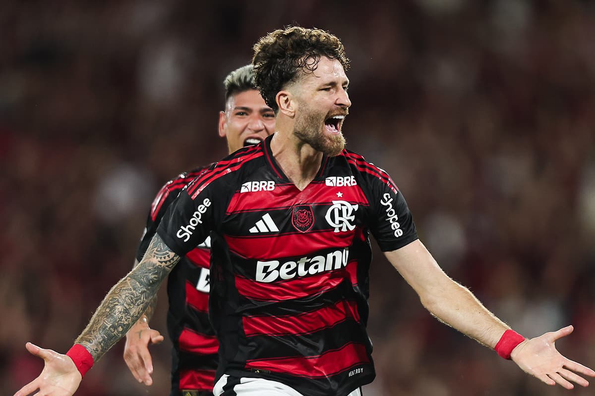 Léo Pereira, do Flamengo, comemorando gol marcado contra o Santos, no Maracanã, pelo Campeonato Brasileiro