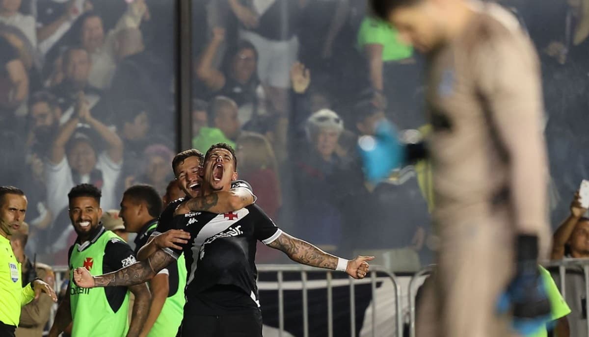 Lucas Freitas com Hugo Moura comemora gol do Vasco contra Grêmio em São Januário