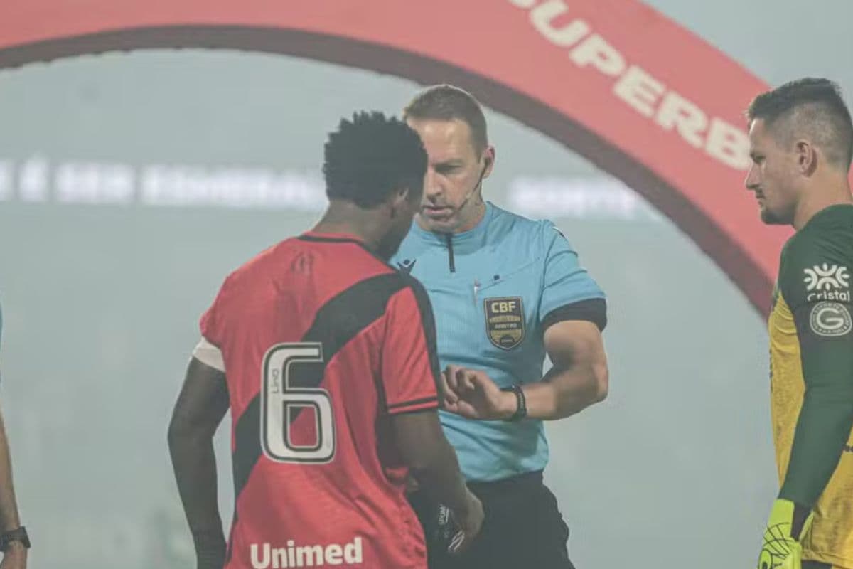 Árbitro Lucas Torezin em jogo entre Atlético-GO e Goiás pela Série B do Brasileirão 2025
