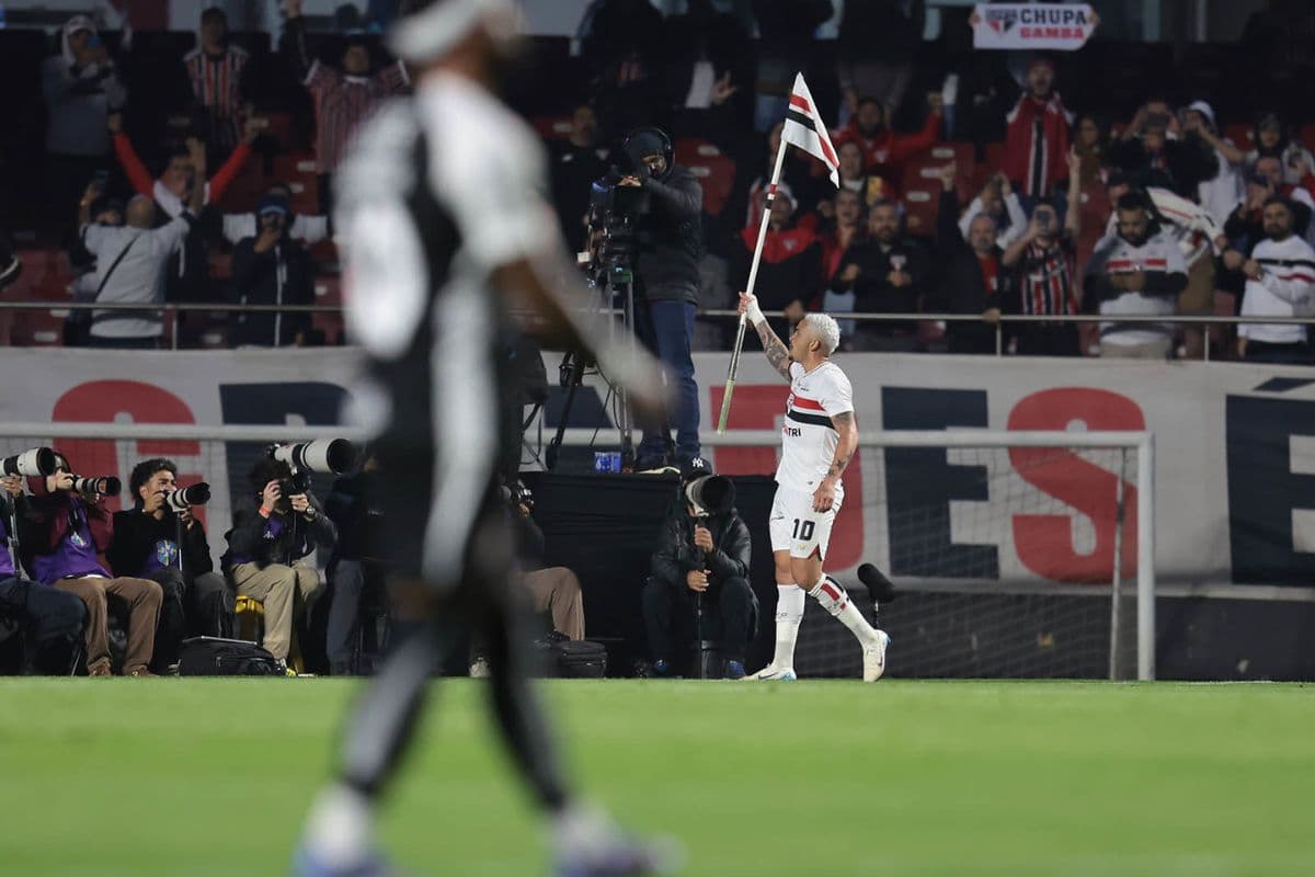 Luciano, atacante do São Paulo, ergue bandeirinha de escanteio em comemoração de gol no clássico contra o Corinthians no Morumbis
