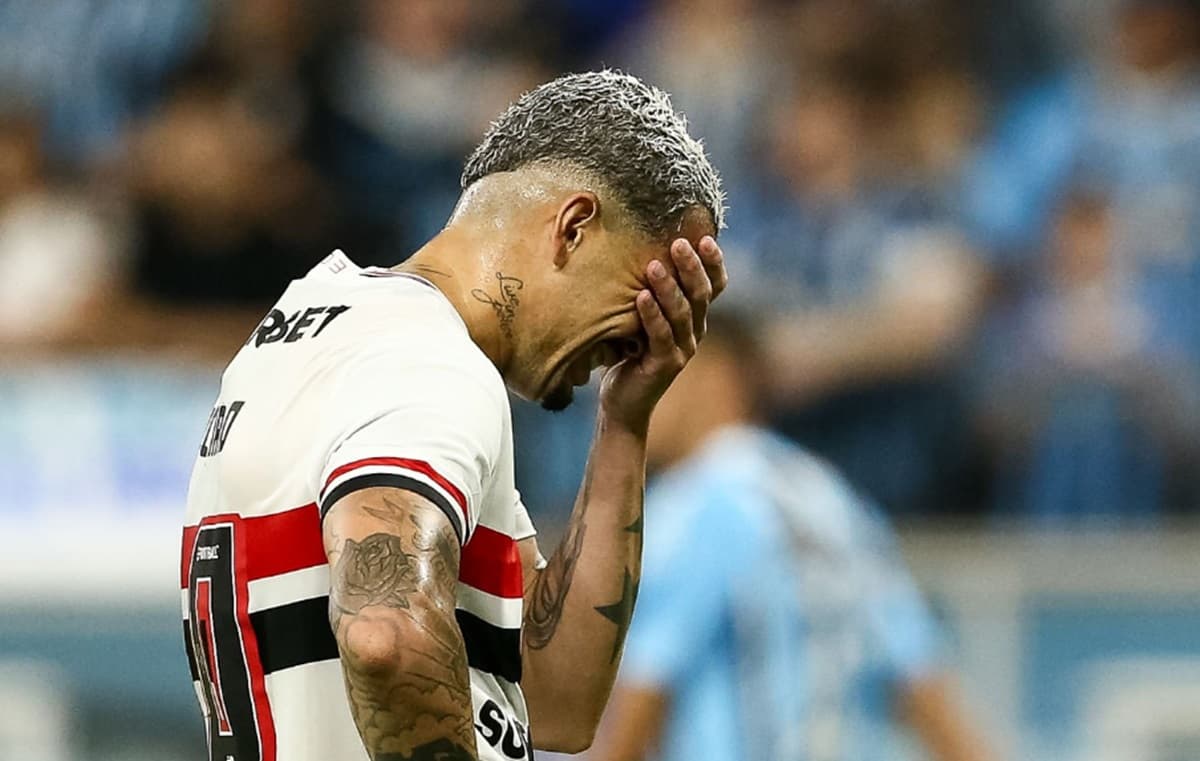 Luciano, atacante do São Paulo, se lamenta em jogo do Brasileirão