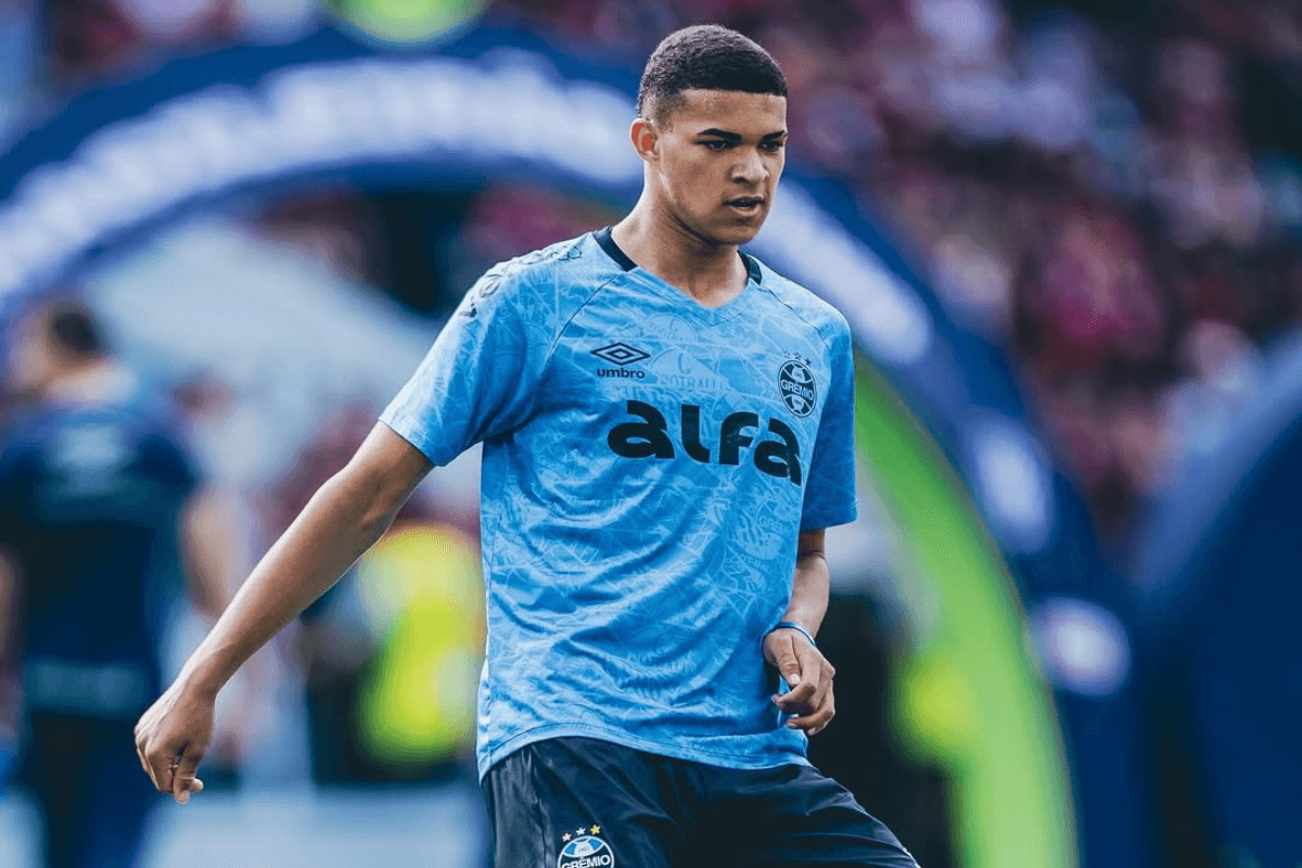 Zagueiro Luis Guedes, de 17 anos, em aquecimento pelo time principal do Grêmio durante jogo contra o Flamengo no Maracanã pelo Brasileirão 2025