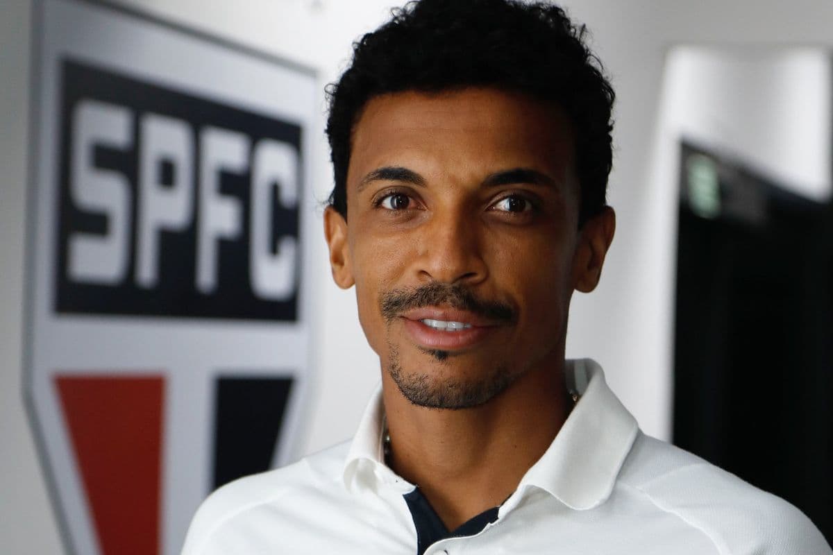 Volante Luiz Gustavo em sua foto de apresentação como nova contratação do São Paulo FC