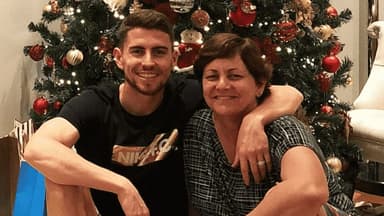 Jorginho ao lado da mãe