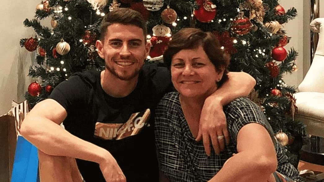 Jorginho ao lado da mãe