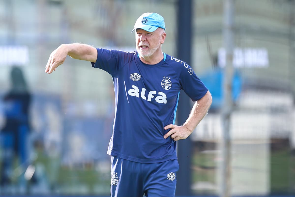 Técnico do Grêmio, Mano Menezes em treinamento no CT