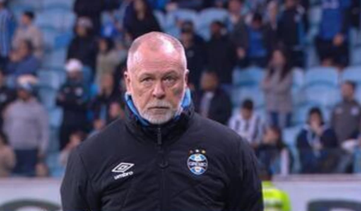 Mano Menezes, técnico do Grêmio, em jogo na Arena