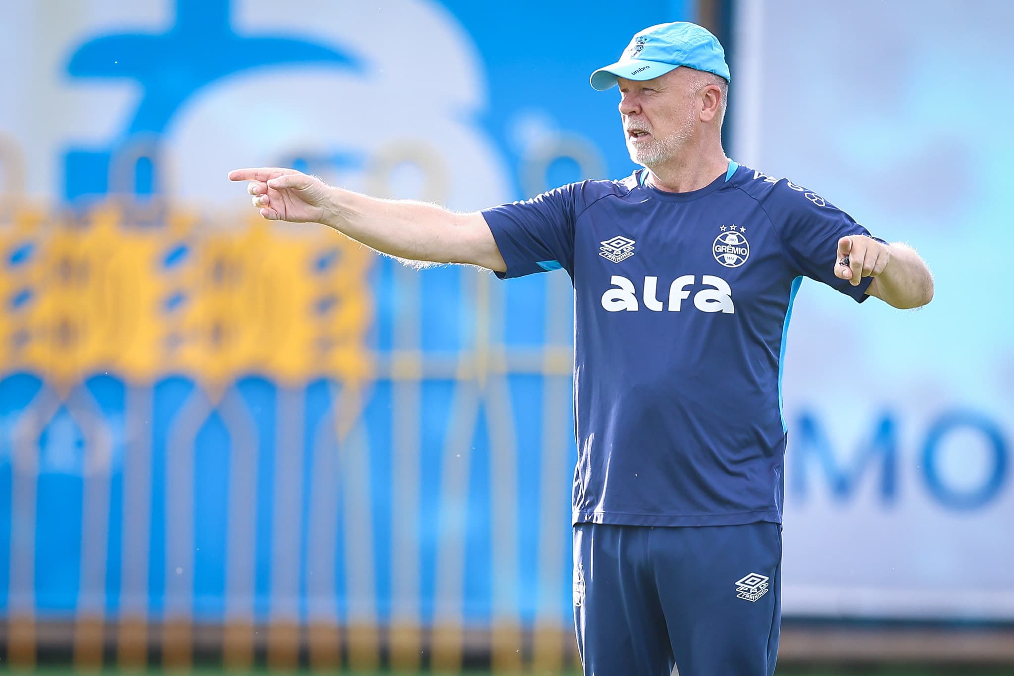 Mano Menezes gesticula dando direcionamentos durante treino do Grêmio no CT Luiz Carvalho
