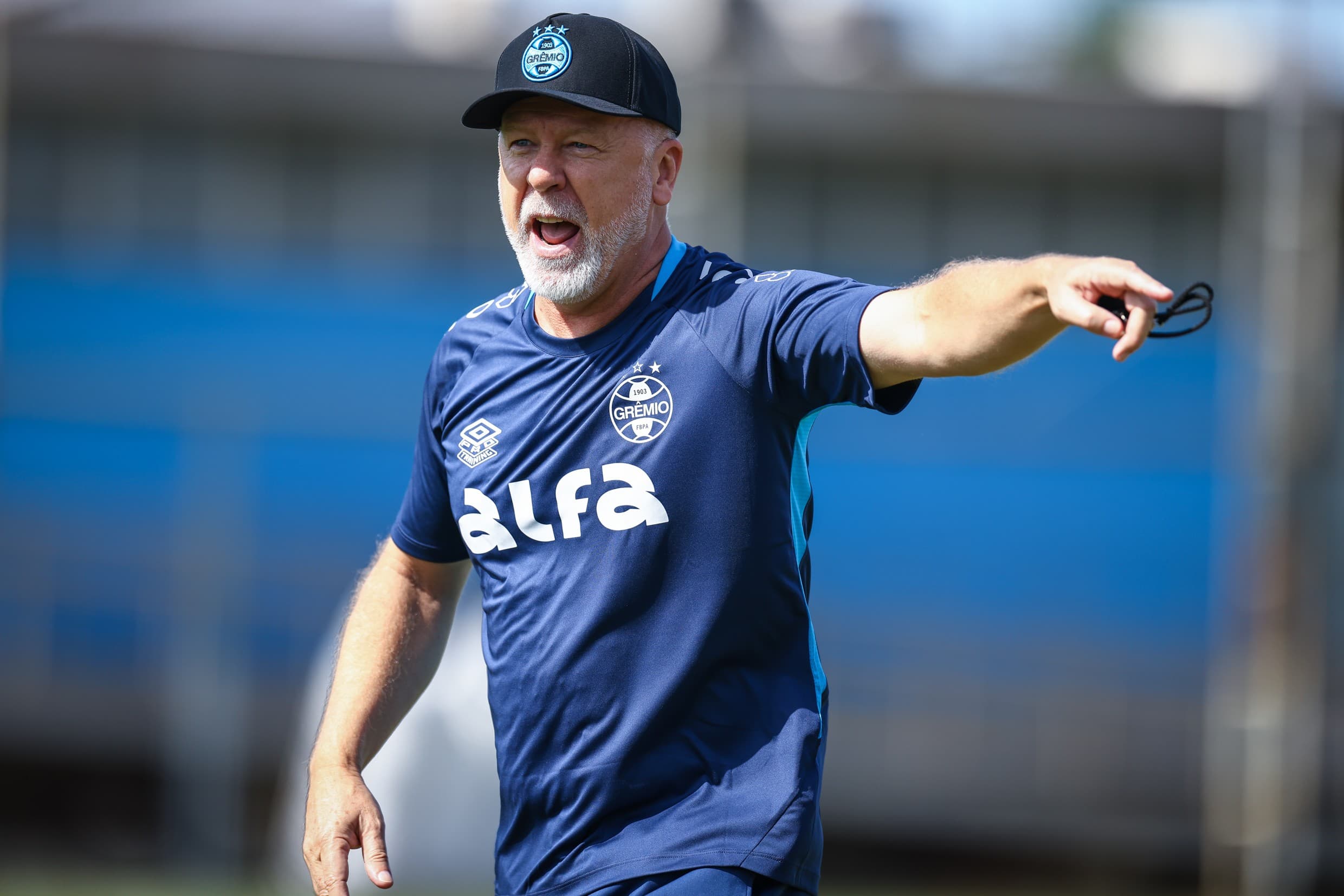Mano Menezes conduz treinamento no Grêmio em 2025