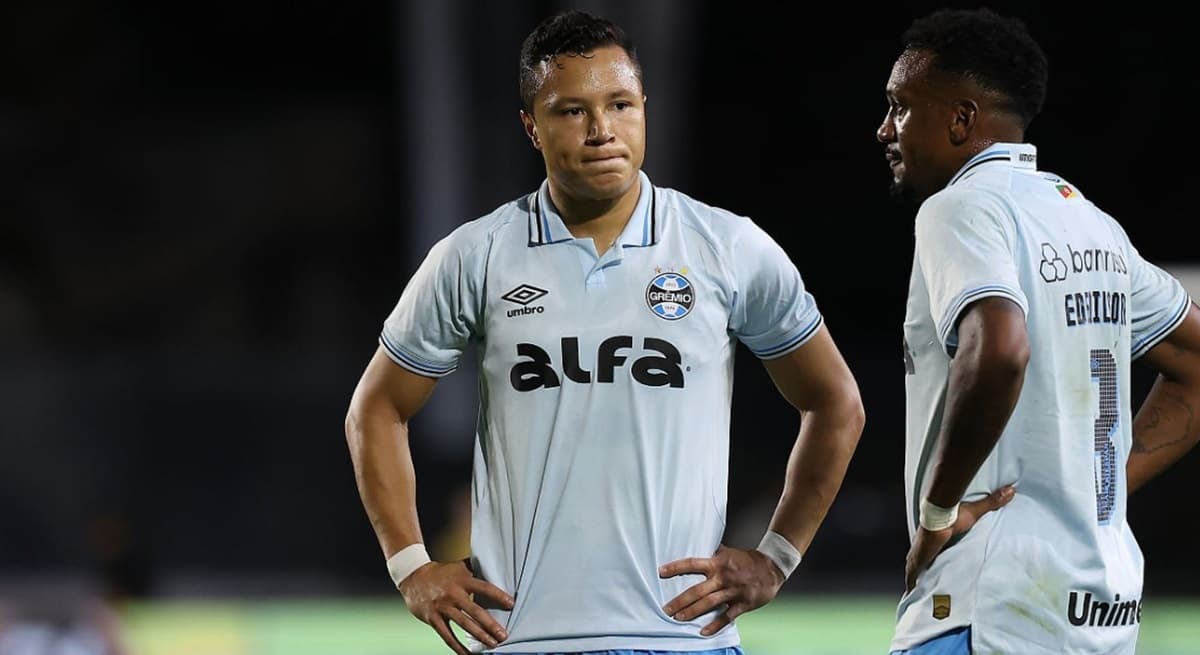 Marlon e Edenilson em confronto entre Vasco e Grêmio no primeiro turno do Brasileirão 2025