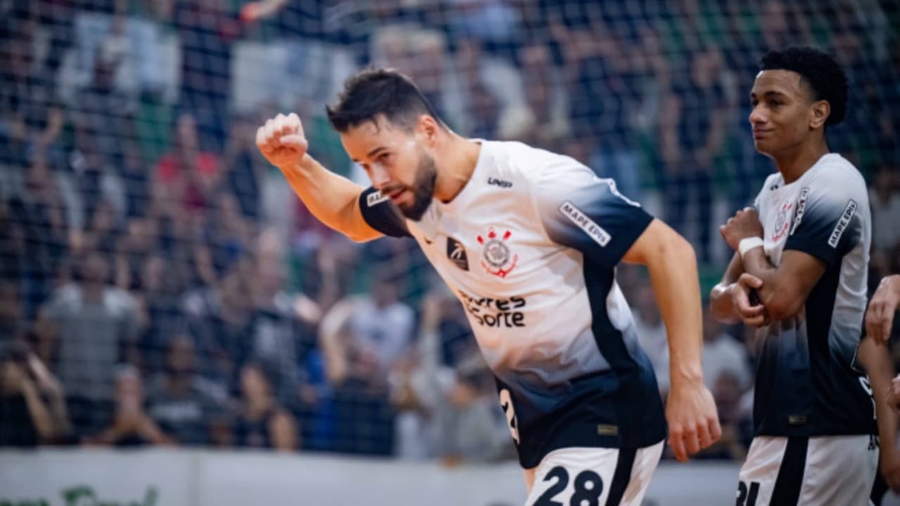 Marlon comemora gol marcado pelo Corinthians contra o Campo Mourão pela Liga Nacional de Futsal