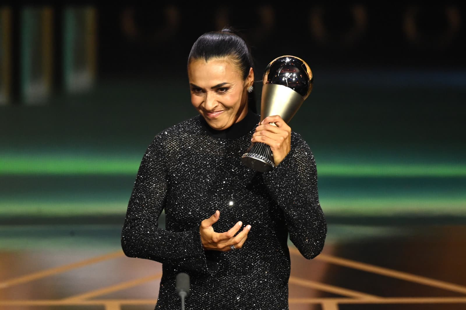 Marta Vieira da Silva reage com o troféu durante uma Apresentação Especial no âmbito do The Best FIFA Football Awards 2023, no Apollo Theater, em 15 de janeiro de 2024, em Londres, Inglaterra.