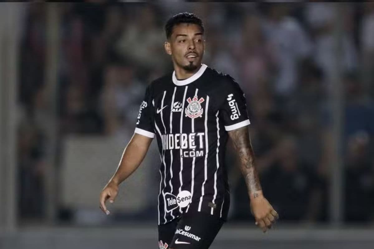 Matheus Bidu, lateral do Corinthians, em ação durante jogo do time paulista