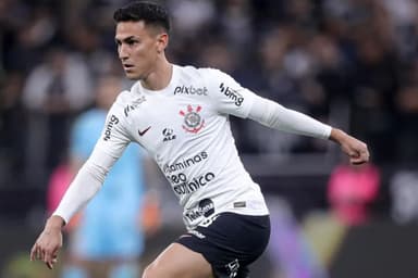 Meio-campista paraguaio Matías Rojas, em ação com a camisa do Corinthians