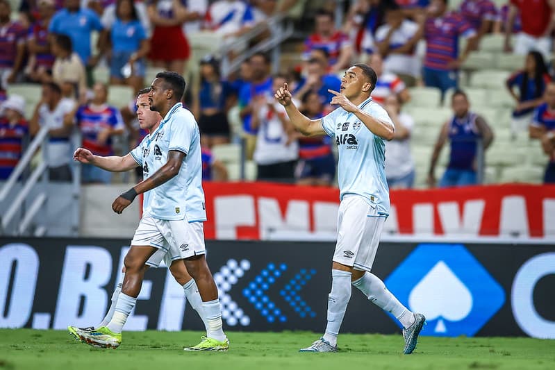 Jogadores do Grêmio celebram gol sobre o Fortaleza no Castelão