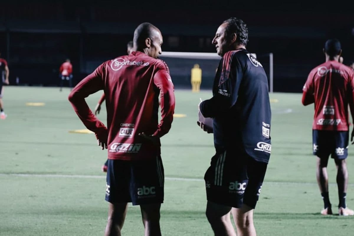 O zagueiro Miranda conversa com o treinador Rogério Ceni durante treinamento do São Paulo