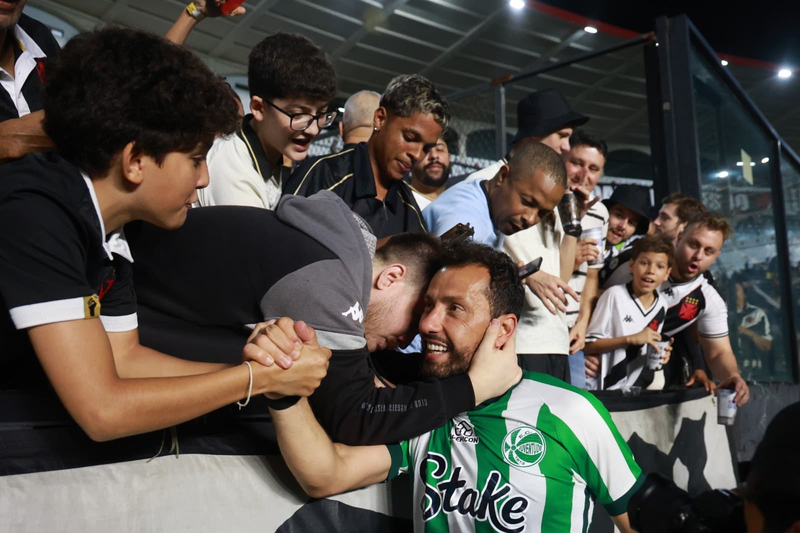 Nenê aperta a mão de torcedor-mirim e é abraçado por vascaíno após Vasco x Juventude em São Januário