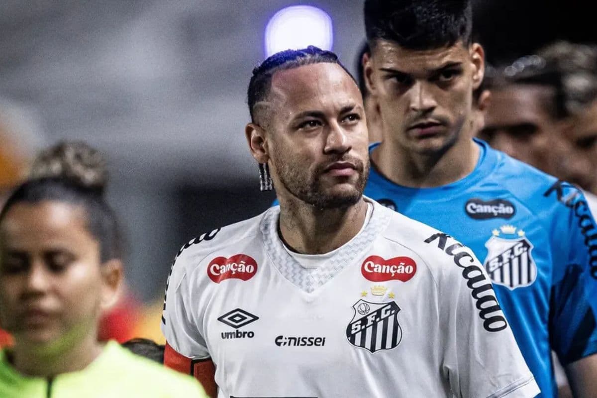 Neymar perfilado para o hino nacional em jogo do Santos. Atrás dele está o goleiro Gabriel Brazão