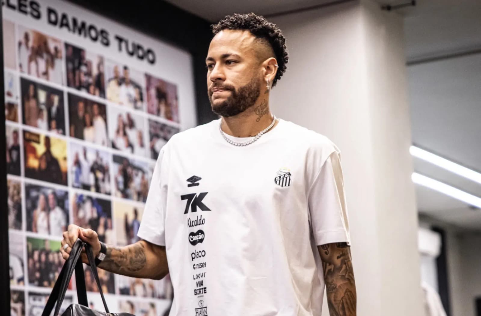 Neymar chegando a jogo do Santos