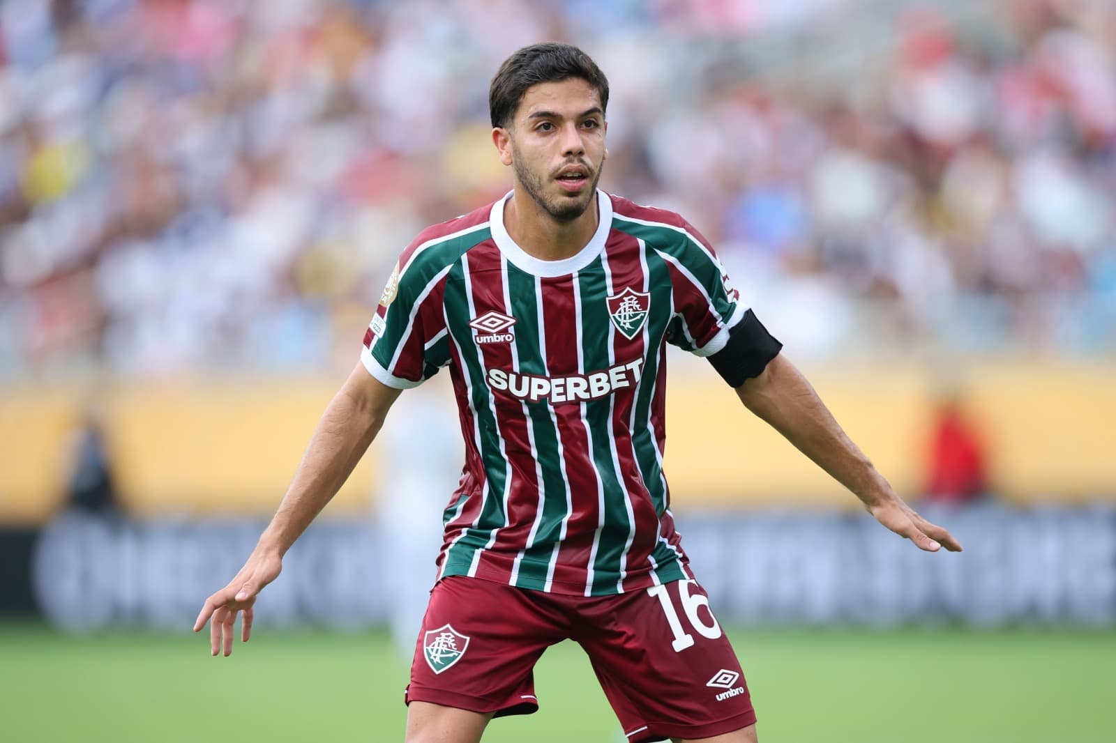 Nonato, volante do Fluminense, de braços abertos em campo, durante partida na Copa do Mundo de Clubes