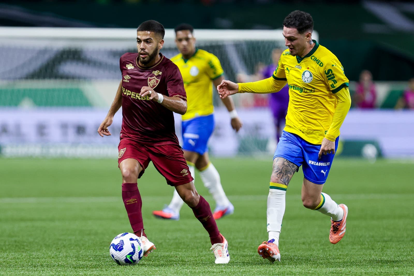 Nonato carrega a bola enquanto é marcado por Aníbal Moreno no Palmeiras x Fluminense