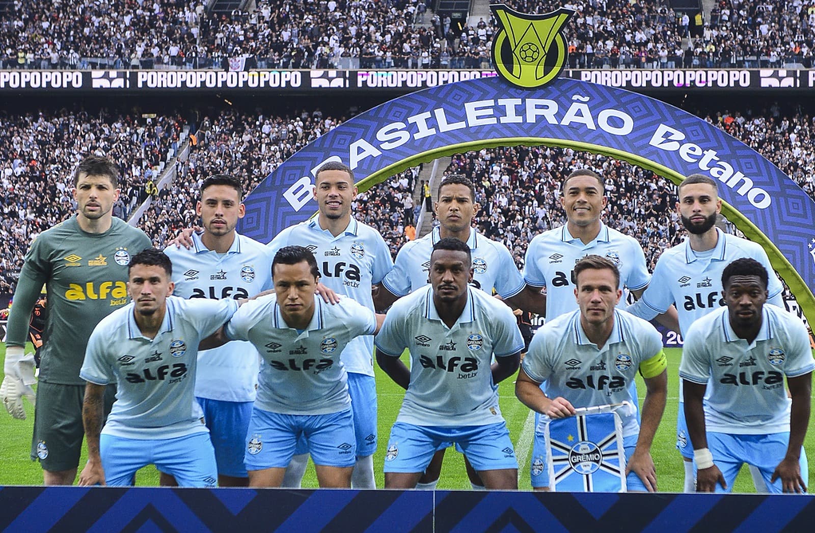 Time do Grêmio perfilado antes de enfrentar o Corinthians na Neo Química Arena