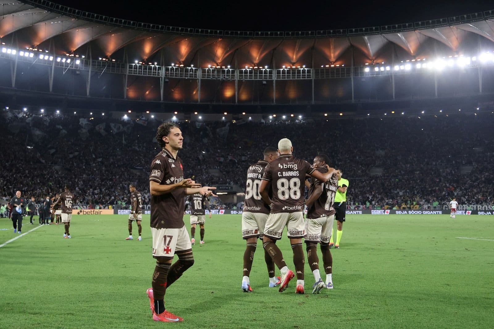 Nuno Moreira, do Vasco da Gama, comemora com seus companheiros de equipe após marcar o primeiro gol de seu time durante a partida entre Vasco da Gama e Fluminense, válida pelo Brasileirão 2025, no Estádio do Maracanã, em 20 de outubro de 2025, no Rio de J