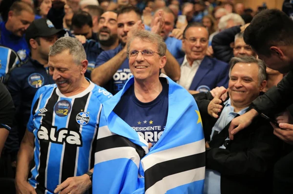 Odorico Roman, ao centro, foi eleito presidente do Grêmio com apoio de Celso Rigo, à esquerda
