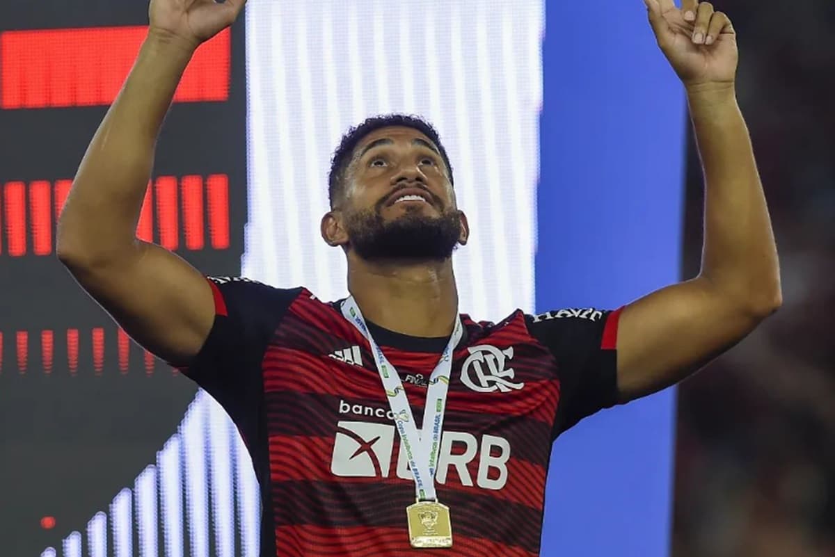 Pablo com a medalha de campeão da Copa do Brasil pelo Flamengo