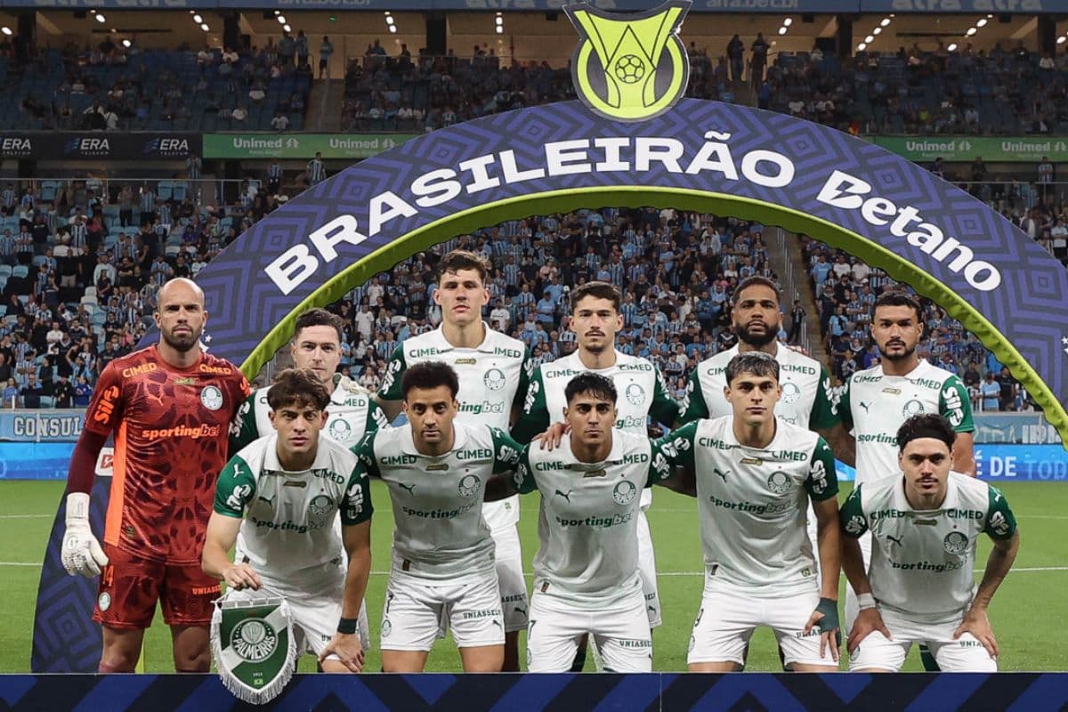 Time do Palmeiras posa para foto em jogo contra o Grêmio, na Arena do Grêmio, em jogo da 36ª rodada do Brasileirão 2025