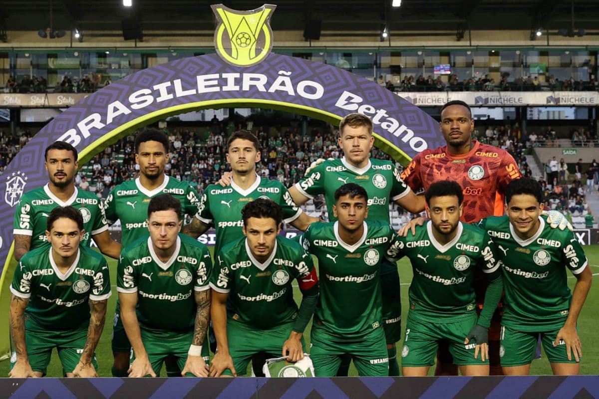 O time do Palmeiras posa para foto em jogo contra a equipe do Juventude, durante partida válida pela trigésima primeira rodada do Campeonato Brasileiro Série A 2025 no Estádio Alfredo Jaconi