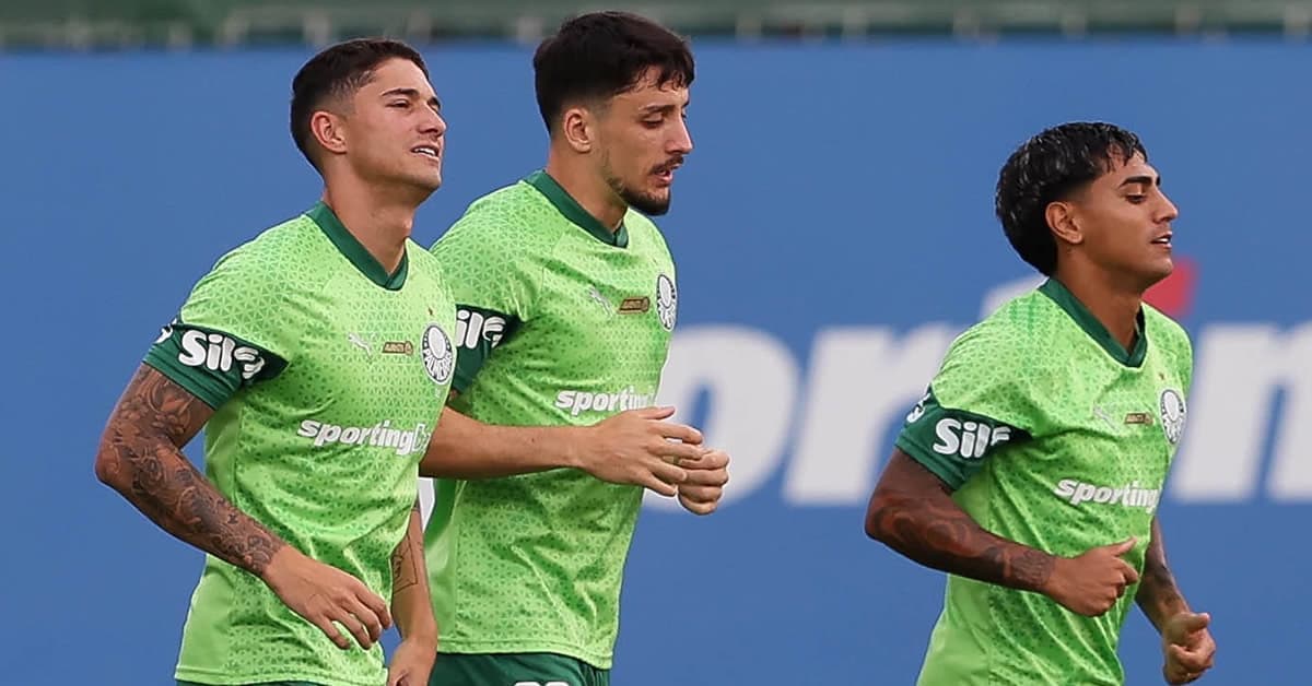 Emi Martinez, Piquerez e Facundo Torres correndo durante treino no CT do Palmeiras