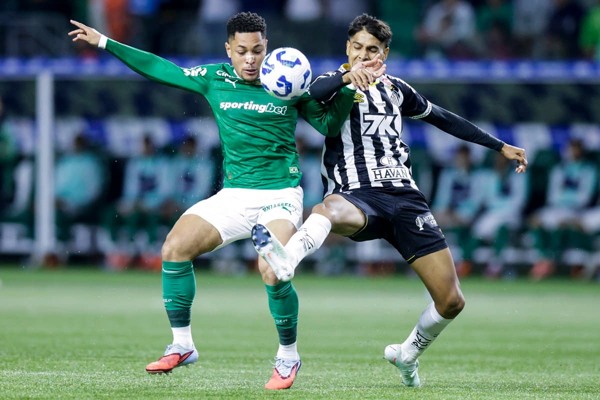 Vitor Roque disputa bola com jogador do Santos em clássico entre os dois clubes em 2025