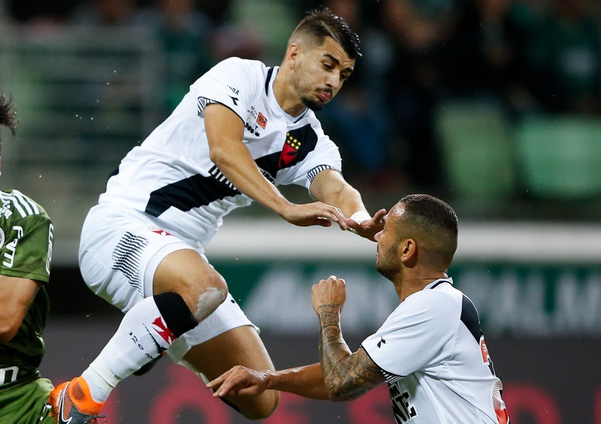 Thiago Galhardo e Leandro Castán disputam bola com jogadores do Palmeiras em 2018