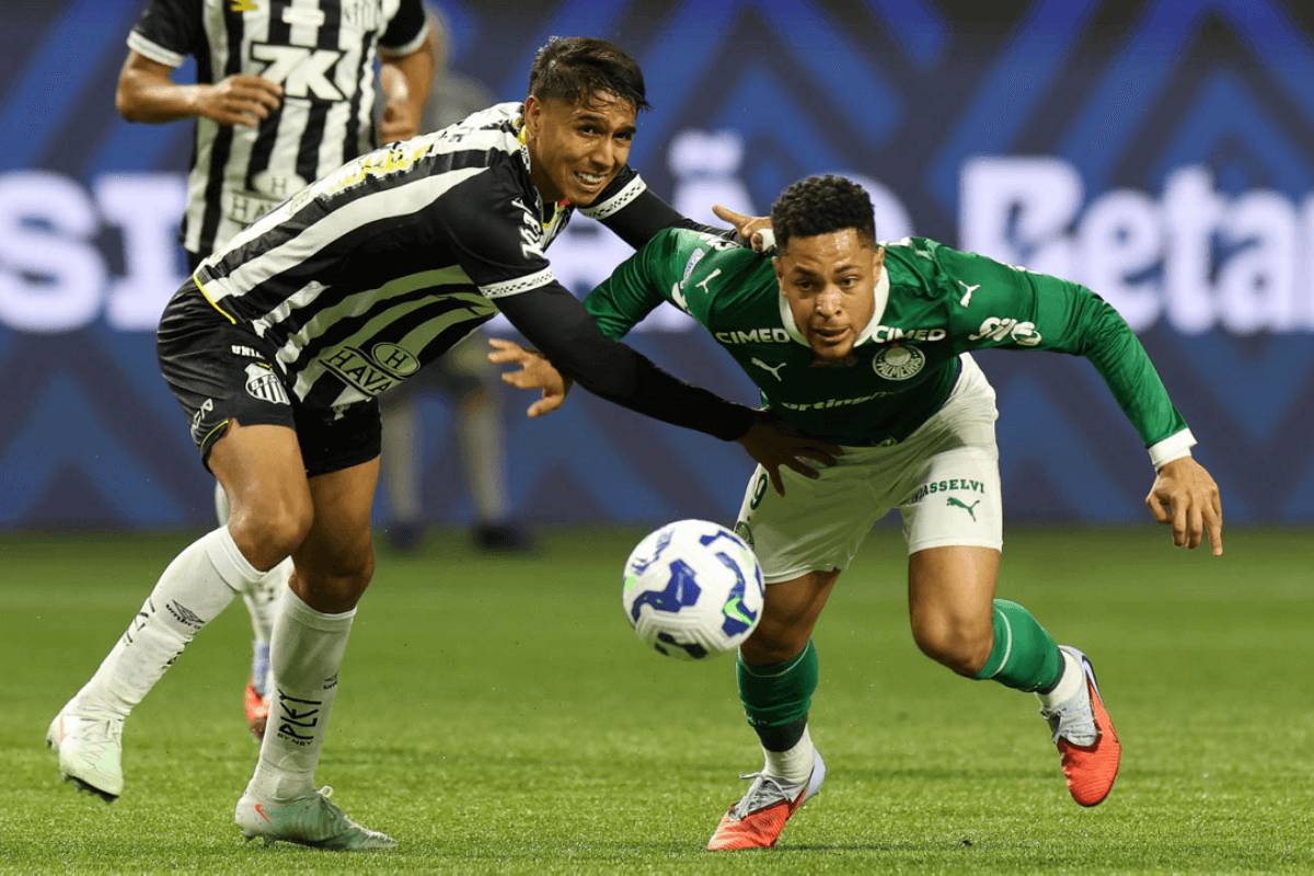 Vitor Roque, atacante do Palmeiras, disputa bola com jogador do Santos durante clássico paulista disputado no Allianz Parque pela 32ª rodada do Campeonato Brasileiro 2025