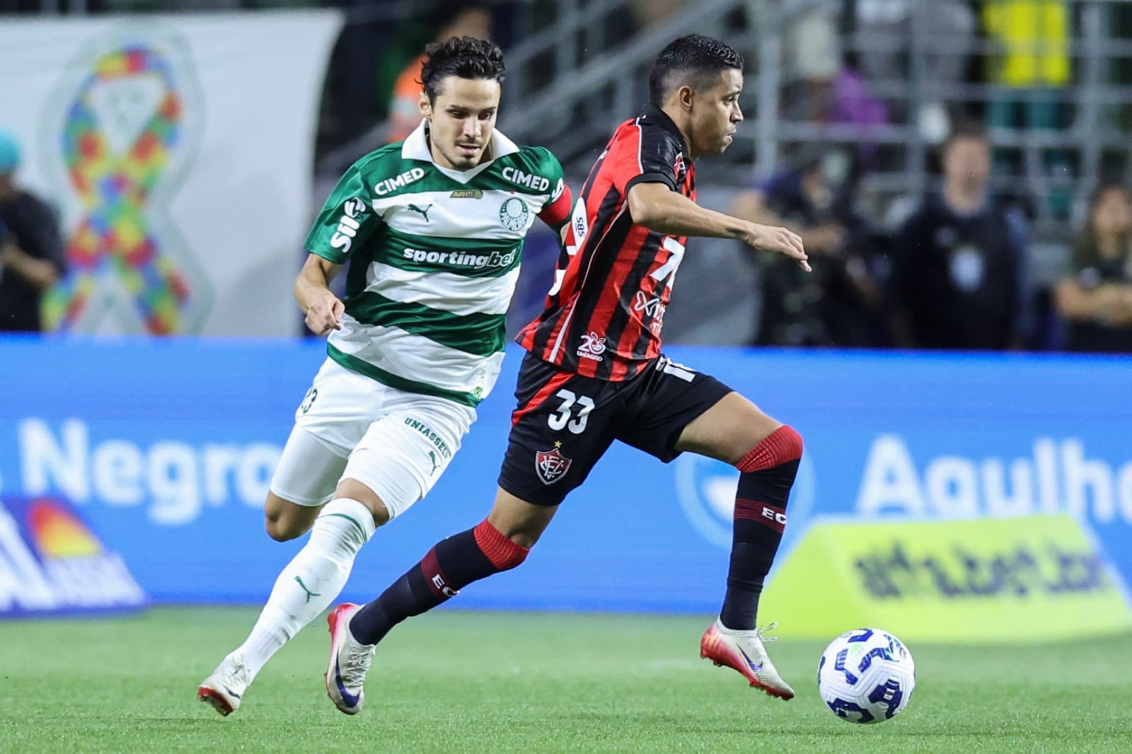 Raphael Veiga, do Palmeiras, e Erick, do Vitória, brigam pela bola durante partida do Brasileirão 2025 entre Palmeiras e Vitória, no Allianz Parque, em 19 de novembro de 2025, em São Paulo, Brasil.