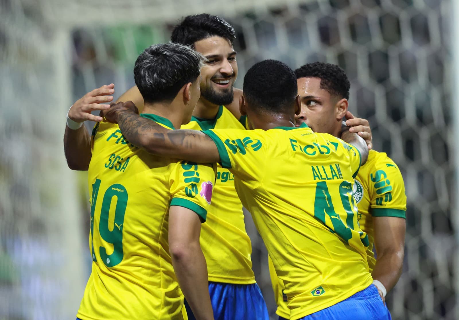 Flaco López, do Palmeiras, comemora com seus companheiros de equipe após marcar o quarto gol do time durante a partida do Brasileirão 2025 entre Palmeiras e Bragantino, no Allianz Parque, em 15 de outubro de 2025, em São Paulo, Brasil.