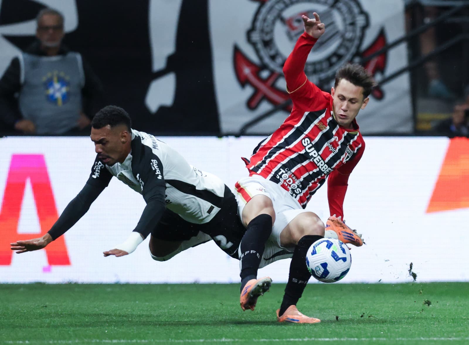 patryck, lateral do são paulo, derrubando matheuzinho, lateral do corinthians