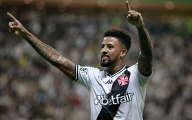 Paulinho comemora gol pelo Vasco