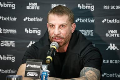 Pedrinho, presidente do Vasco, falando com semblante sério em coletiva de imprensa