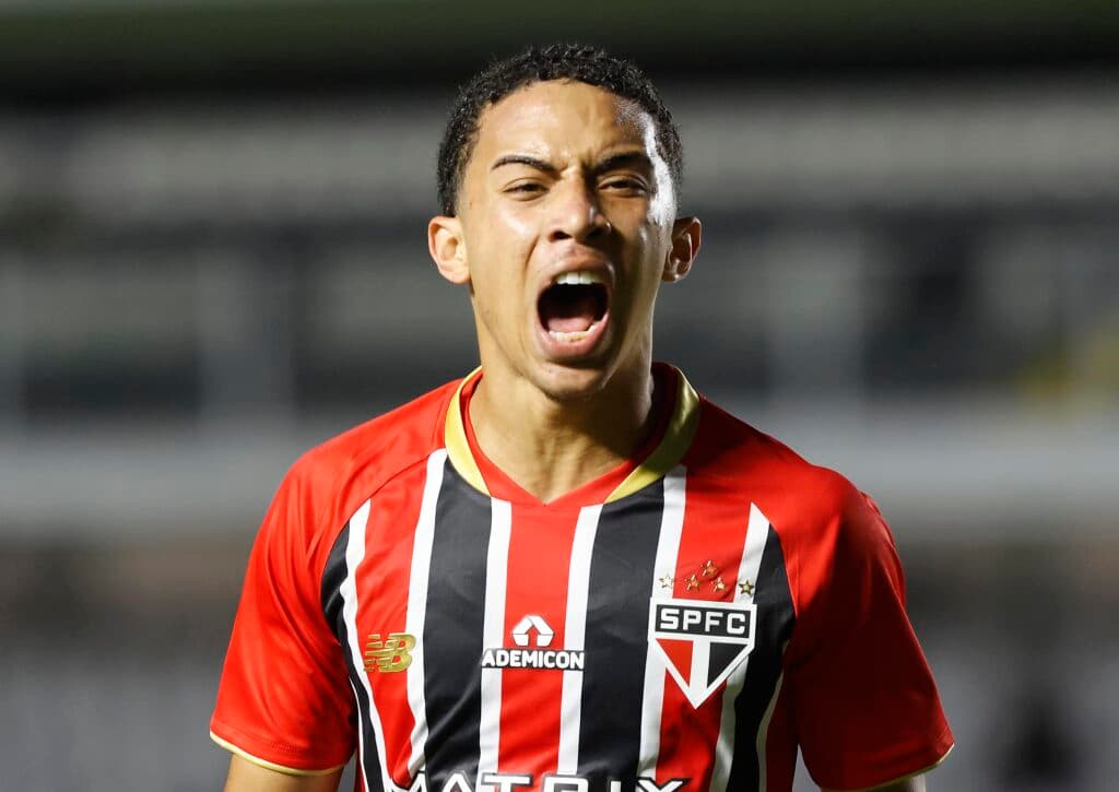 pedro ferreira, meia do São Paulo sub-20, comemora gol gritando em duelo contra o santos no Paulistão Sub-20