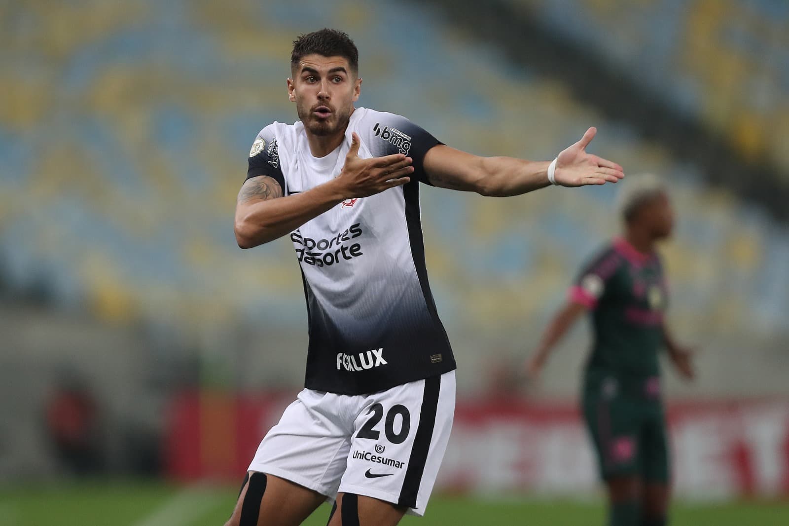 Pedro Raul reclama em campo, pelo Corinthians, em duelo do Brasileirão 2024, Corinthians x Fluminense