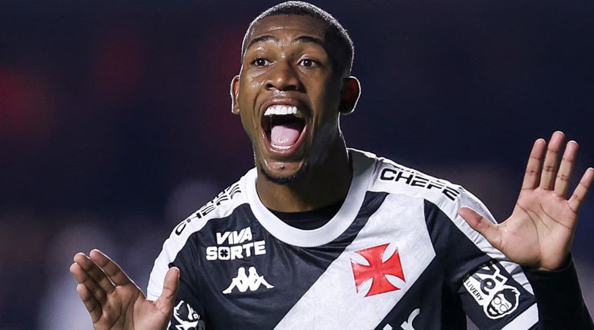 Rayan comemora gol pelo Vasco no Brasileirão