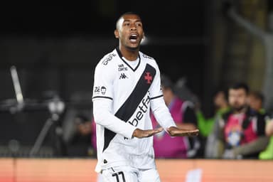 Rayan comemora gol pelo Vasco no Campeonato Brasileiro de 2025