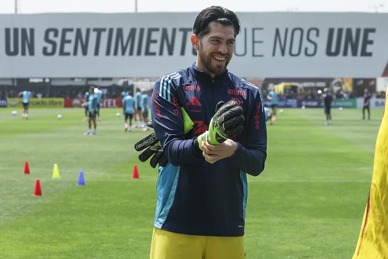 Rossi calça as luvas antes de treino do Flamengo no CT Seleção Peruana.