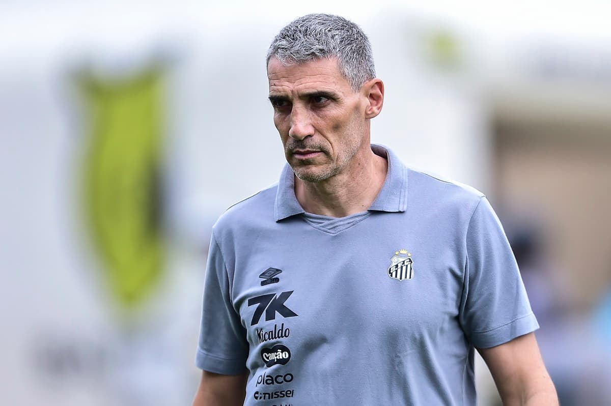 Com camisa cinza, Vojvoda anda em campo durante jogo entre Santos e Fortaleza