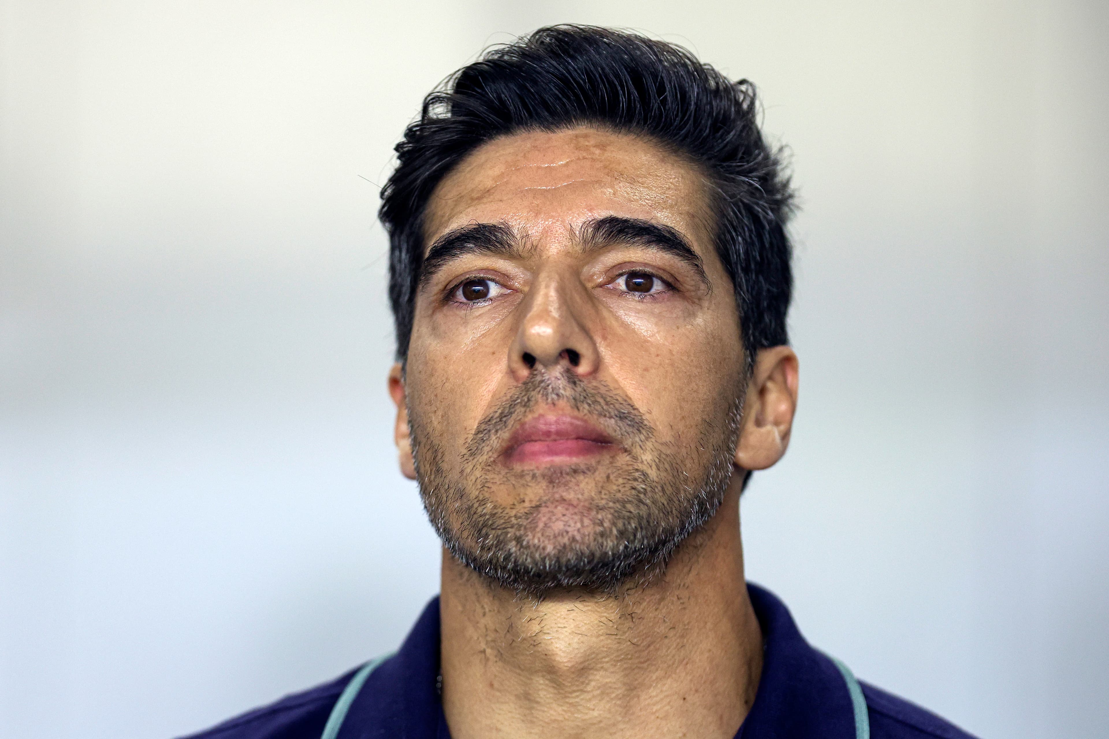 Abel Ferreira na beira do campo durante jogo do Palmeiras contra o Santos